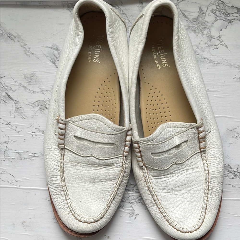 WEEJUNS WHITE LOFERS WOMENS SIZE 7 1/2 IN GOOD CONDITION SUPER SOFT LEATHER